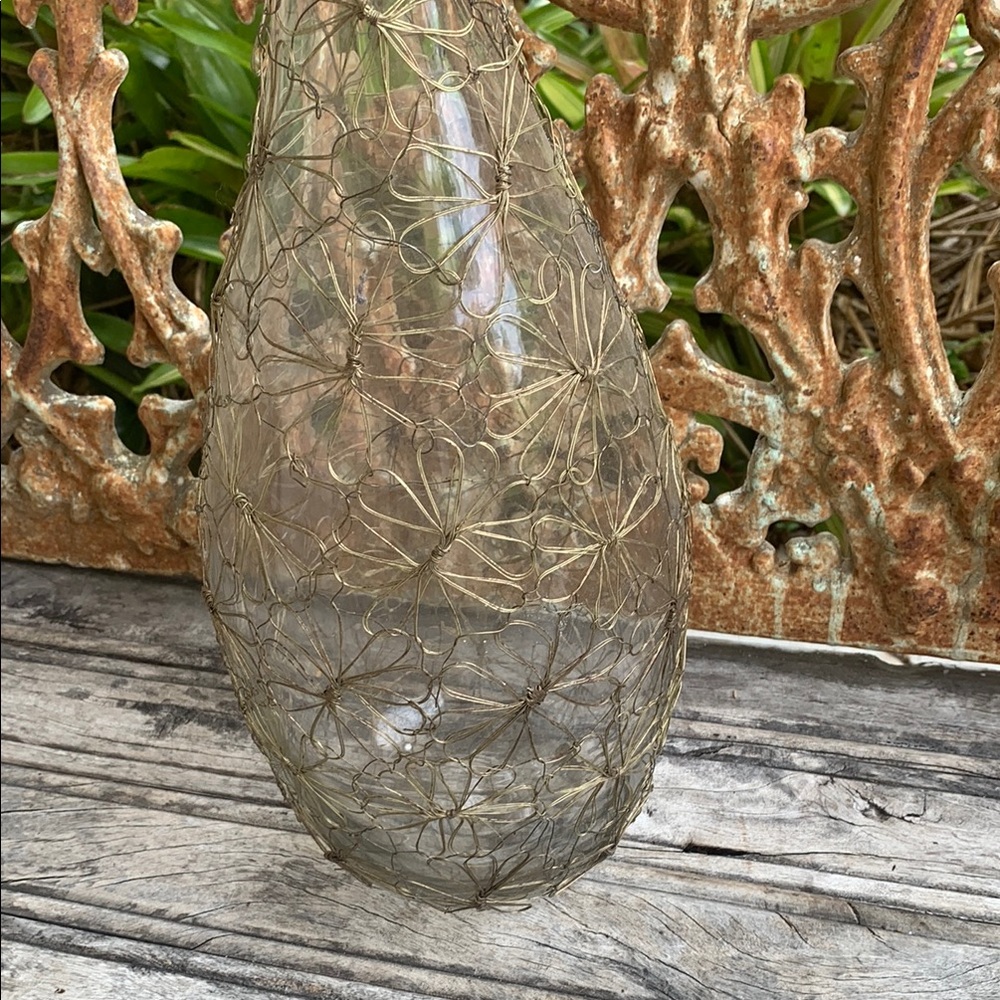 Elegant Glass Vase with Gold Wire Floral Print - Picture 6 of 12